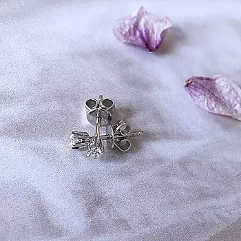 Bilde nummer 4 av Olivia øredobber i 585 hvitt gull med diamant 0,14 ct