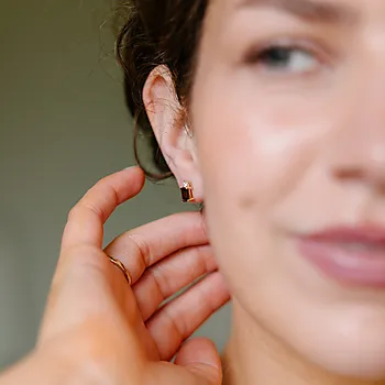 Bilde nummer 4 av Michelle diamantøredobber i i 585 gult gull 0,08 ct med røykkvarts