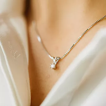 Bilde nummer 2 av Olivia anheng i 585 hvitt gull med diamant 0,15 ct
