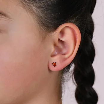 Bilde nummer 2 av Øredobber til barn i 925 sølv med rødt hjerte