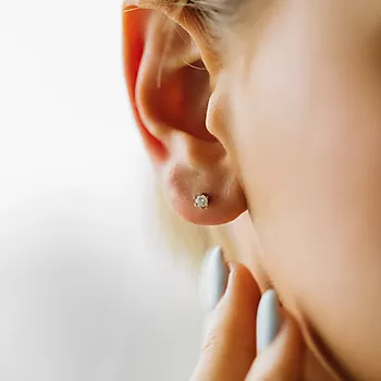Bilde nummer 2 av Olivia øredobber i 585 hvitt gull med diamant 0,20 ct