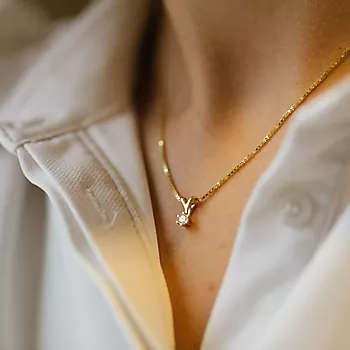 Bilde nummer 2 av Olivia anheng i 585 gult gull med diamant 0,15 ct