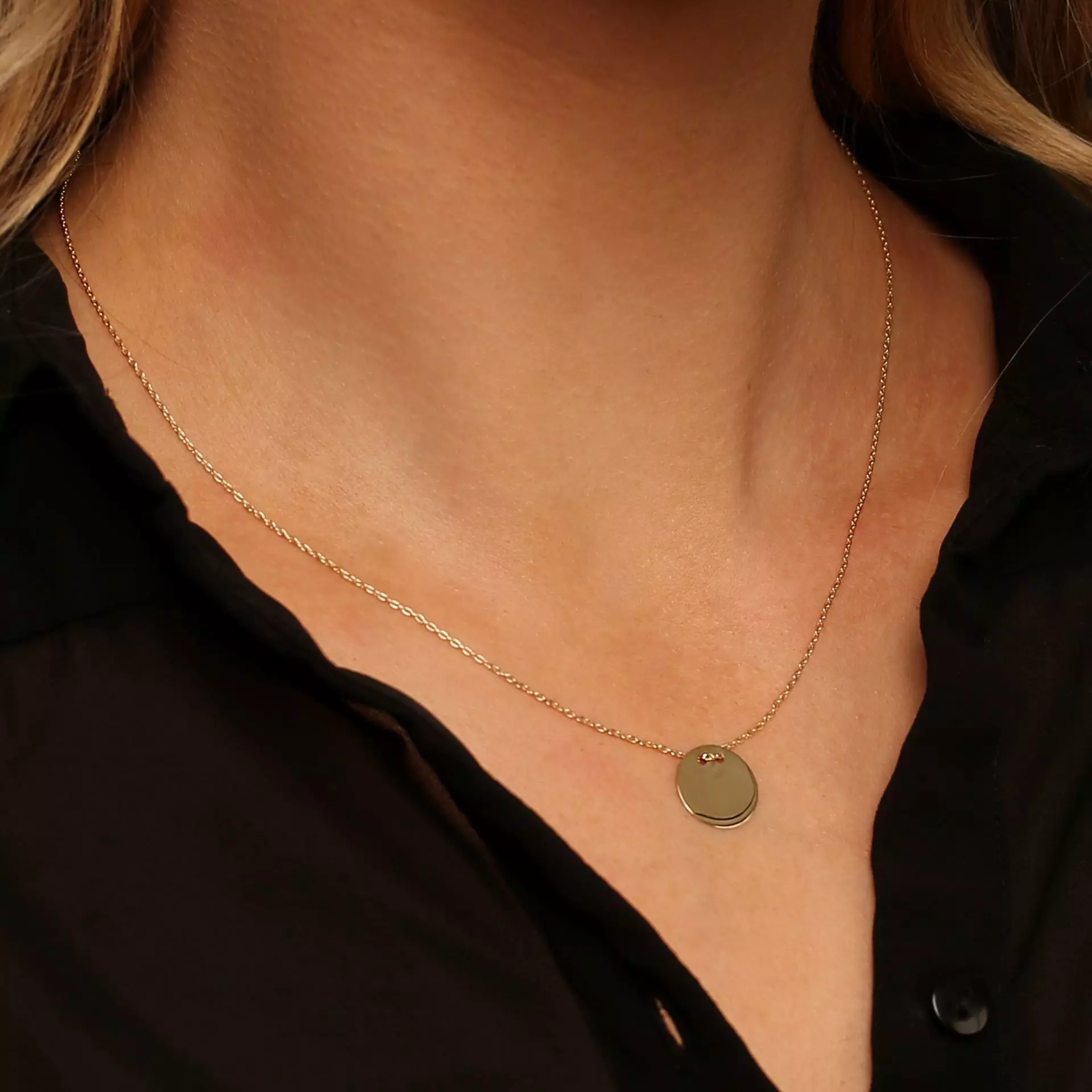 Bilde nummer 2 av Nine Carat, Smykke i 375 gult gull med rund graveringsplate
