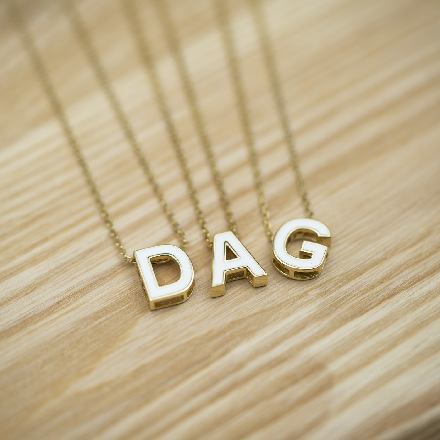 Bilde nummer 3 av Pan Jewelry, Bokstavsmykke i forgylt 925 sølv med hvit emalje
