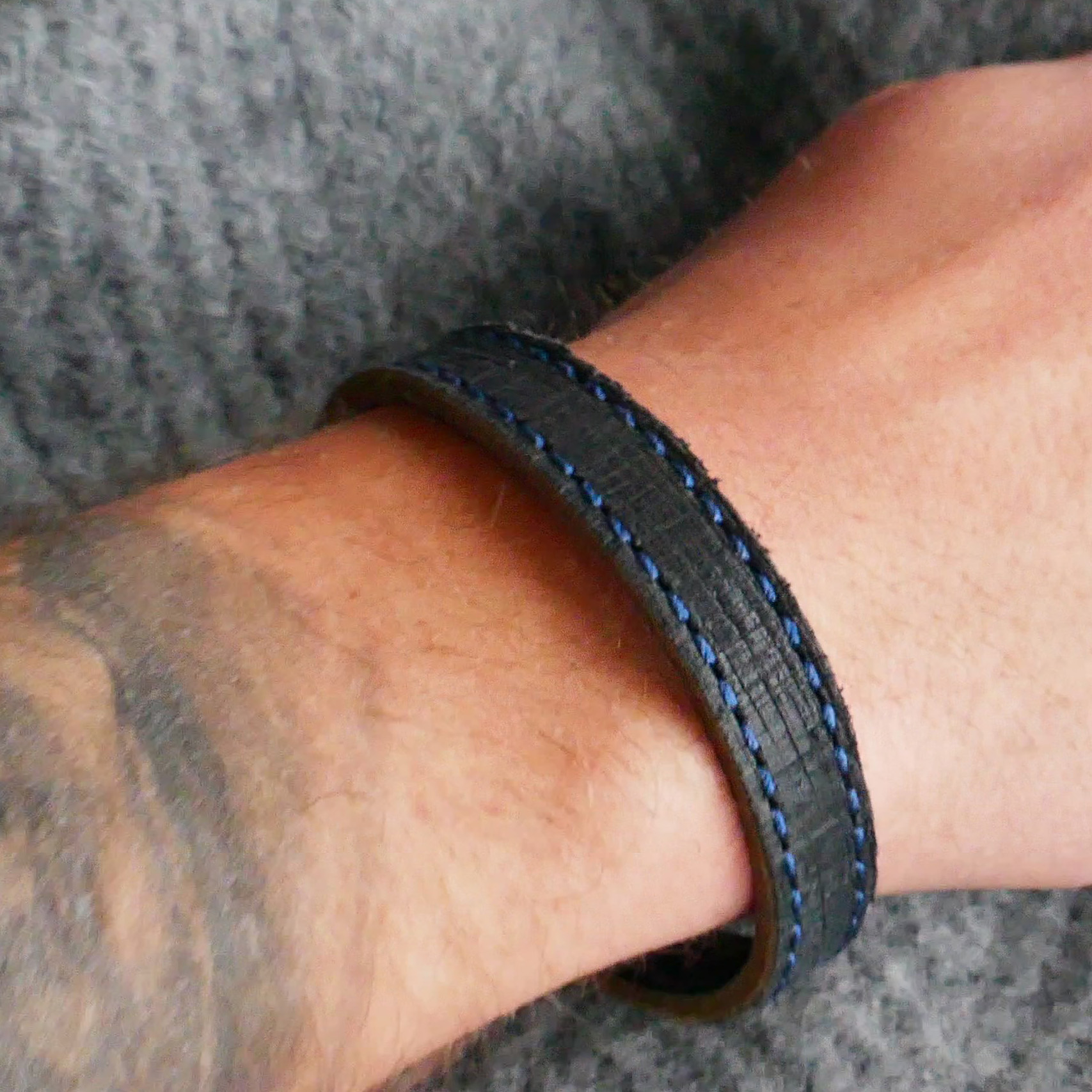 Bilde nummer 3 av Alexander, Armbånd i stål med blå skinnrem