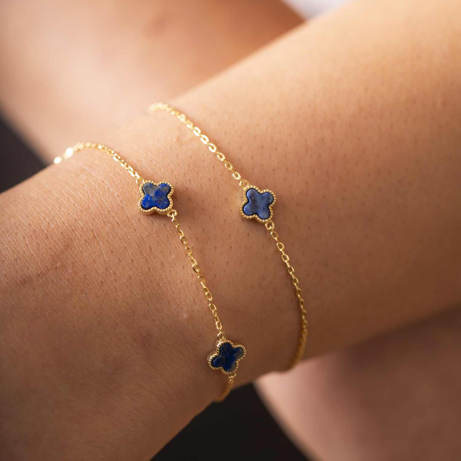 Bilde nummer 2 av Pan Jewelry, Kløver armbånd i forgylt 925 sølv med havblå lapis lazuli