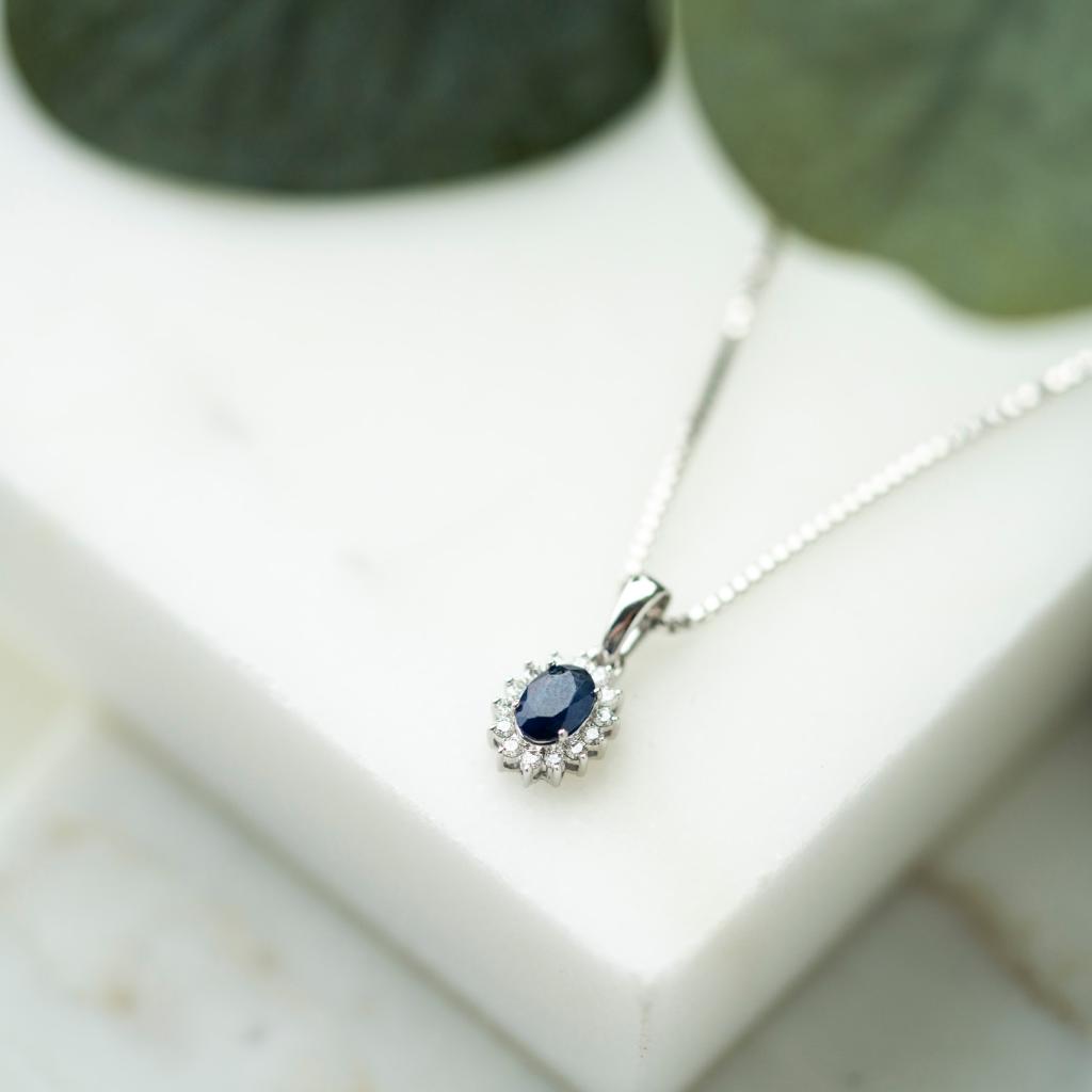 Bilde nummer 3 av Gold Collection, Anheng i 585 hvitt gull med diamanter 0,14 ct og safir