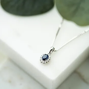 Bilde nummer 3 av Gold Collection, Anheng i 585 hvitt gull med diamanter 0,14 ct og safir