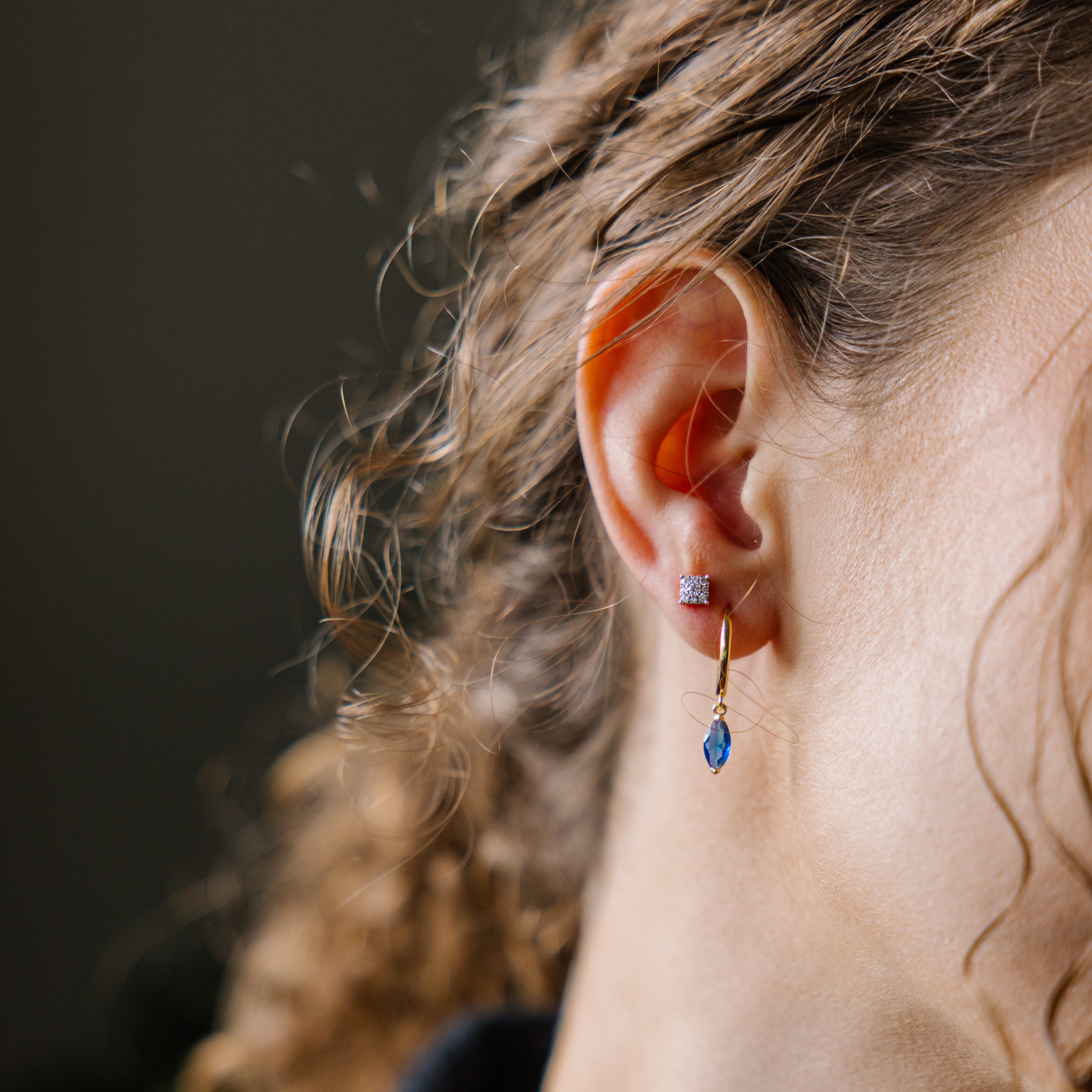 Bilde nummer 2 av Pan Jewelry, Øreringer i 585 gult gull med blå zirkonia