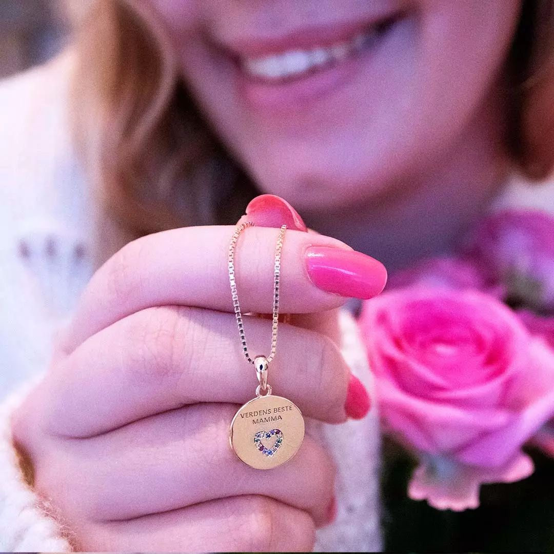 Bilde nummer 4 av Pan Jewelry, Smykke i forgylt 925 sølv med zirkonia og teksten VERDENS BESTE MAMMA