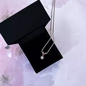 Bilde nummer 3 av Olivia anheng i 585 hvitt gull med diamant 0,25 ct
