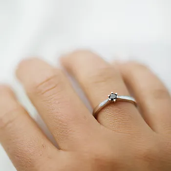 Bilde nummer 2 av Olivia diamantring i 585 hvitt gull  sort diamant 0,20ct