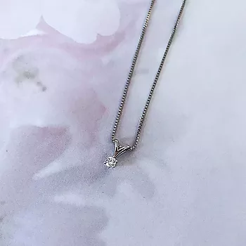 Bilde nummer 4 av Olivia anheng i 585 hvitt gull med diamant 0,25 ct