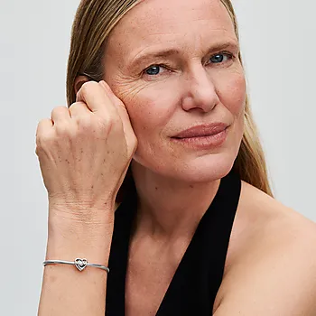 Bilde nummer 2 av Pandora Moments, Charm i 925 sølv med hjerte og teksten "Mom"