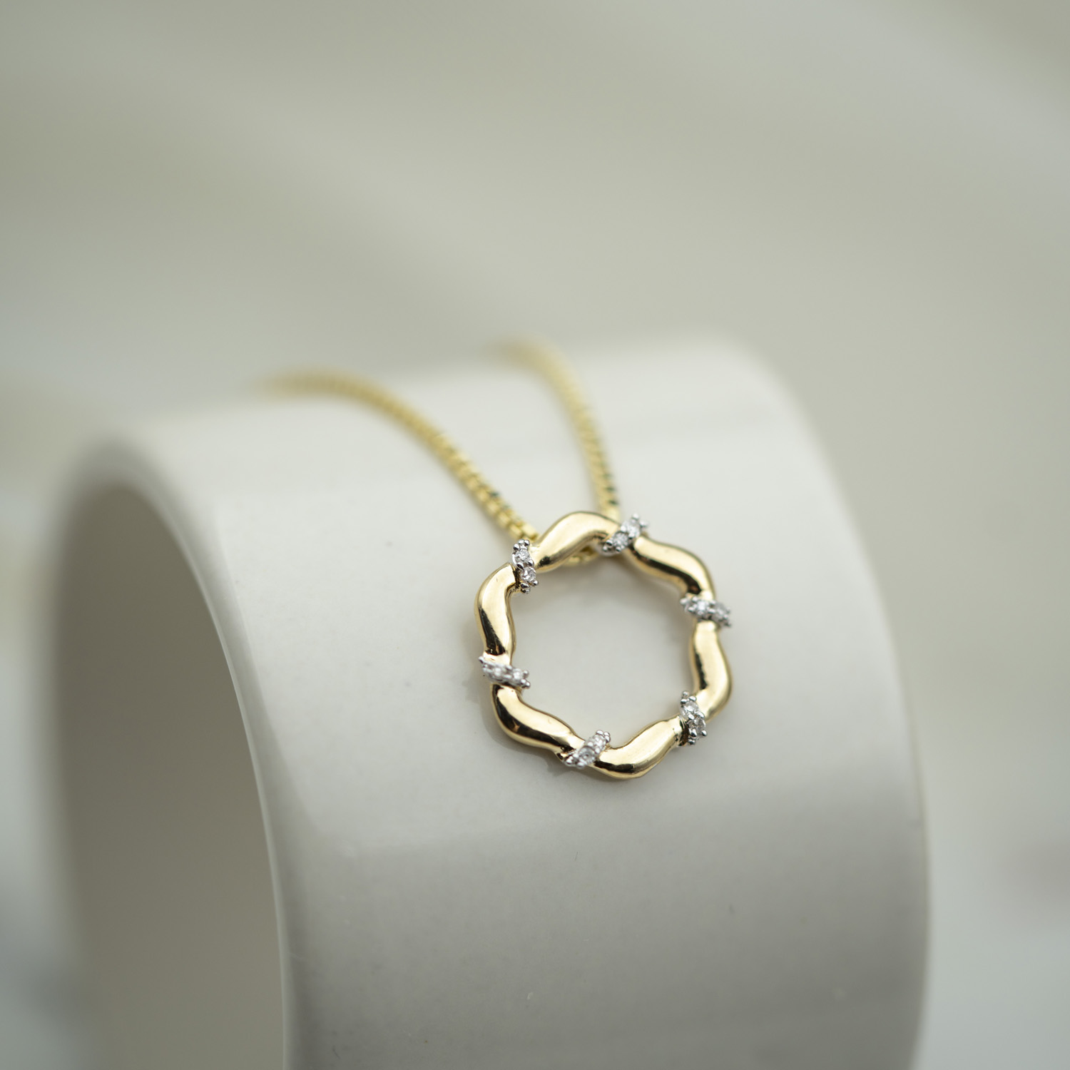 Bilde nummer 3 av Pan Jewelry, Anheng i 585 gult gull med diamanter 0,03 ct og sirkel