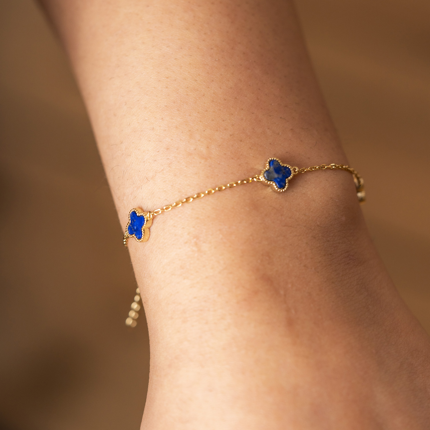 Bilde nummer 3 av Pan Jewelry, Kløver armbånd i forgylt 925 sølv med havblå lapis lazuli