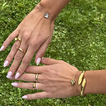 Bilde nummer 4 av Lucky armbånd i forgylt stål med firkløver