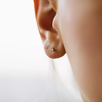 Bilde nummer 2 av Olivia øredobber i 585 gult gull med diamant 0,10 ct