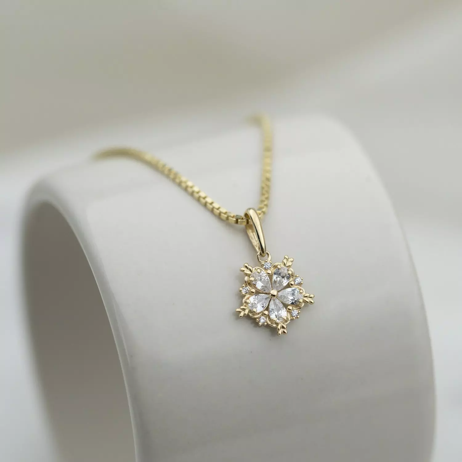 Bilde nummer 3 av Pan Jewelry, Anheng i 585 gult gull med zirkonia og blomst