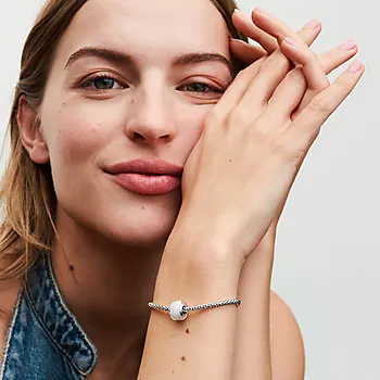 Bilde nummer 2 av Pandora Moments, Charm i 925 sølv med hvitt muranoglass