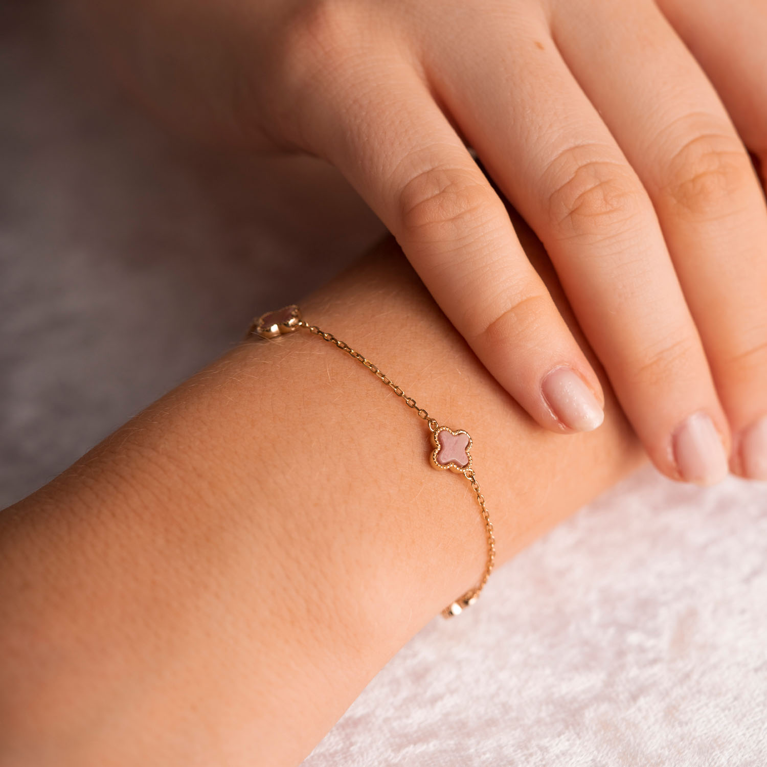 Bilde nummer 2 av Pan Jewelry, Kløver armbånd i forgylt 925 sølv med rosa rhodokrositt
