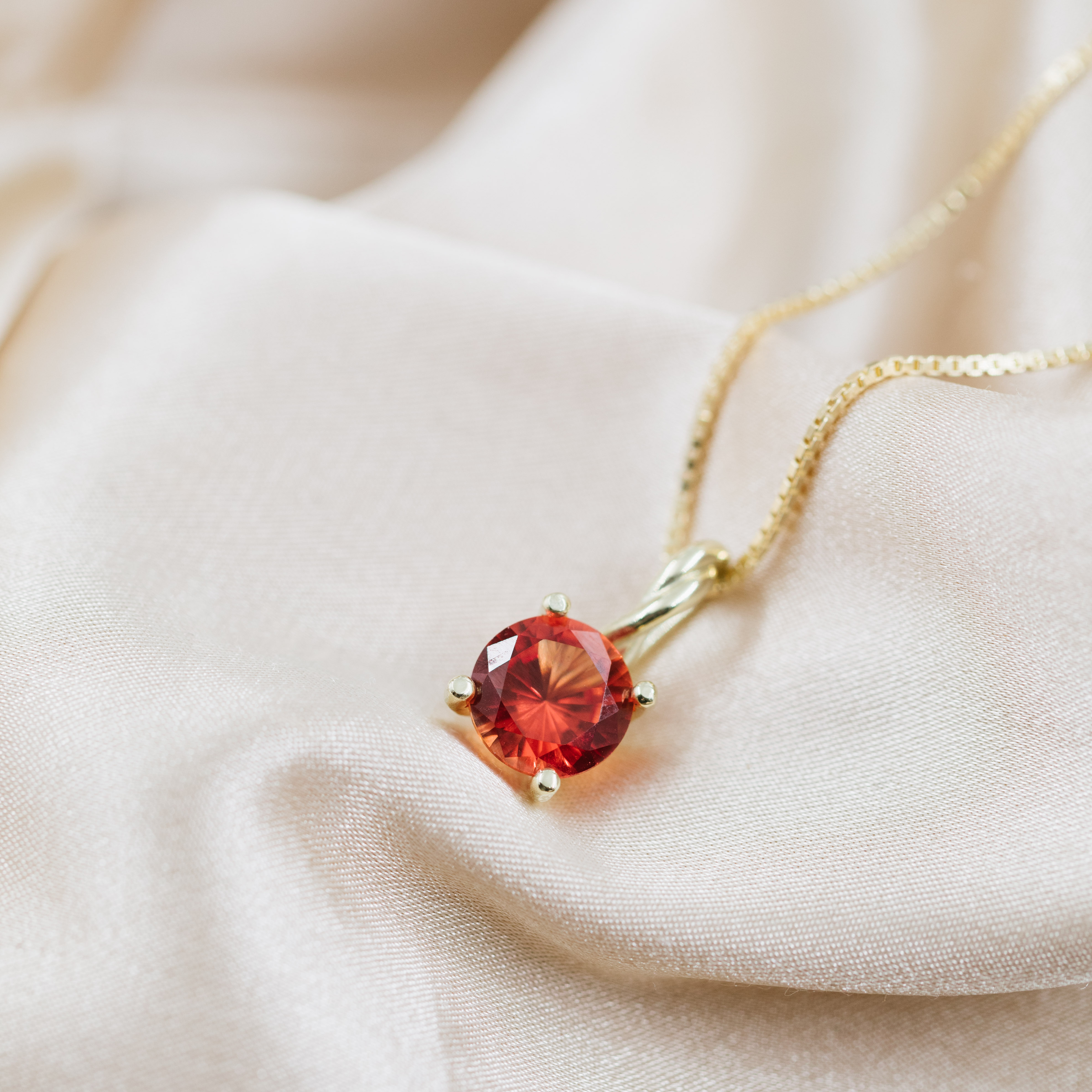 Bilde nummer 3 av Pan Jewelry Drops, Anheng i 585 gult gull med syntetisk Padparascha