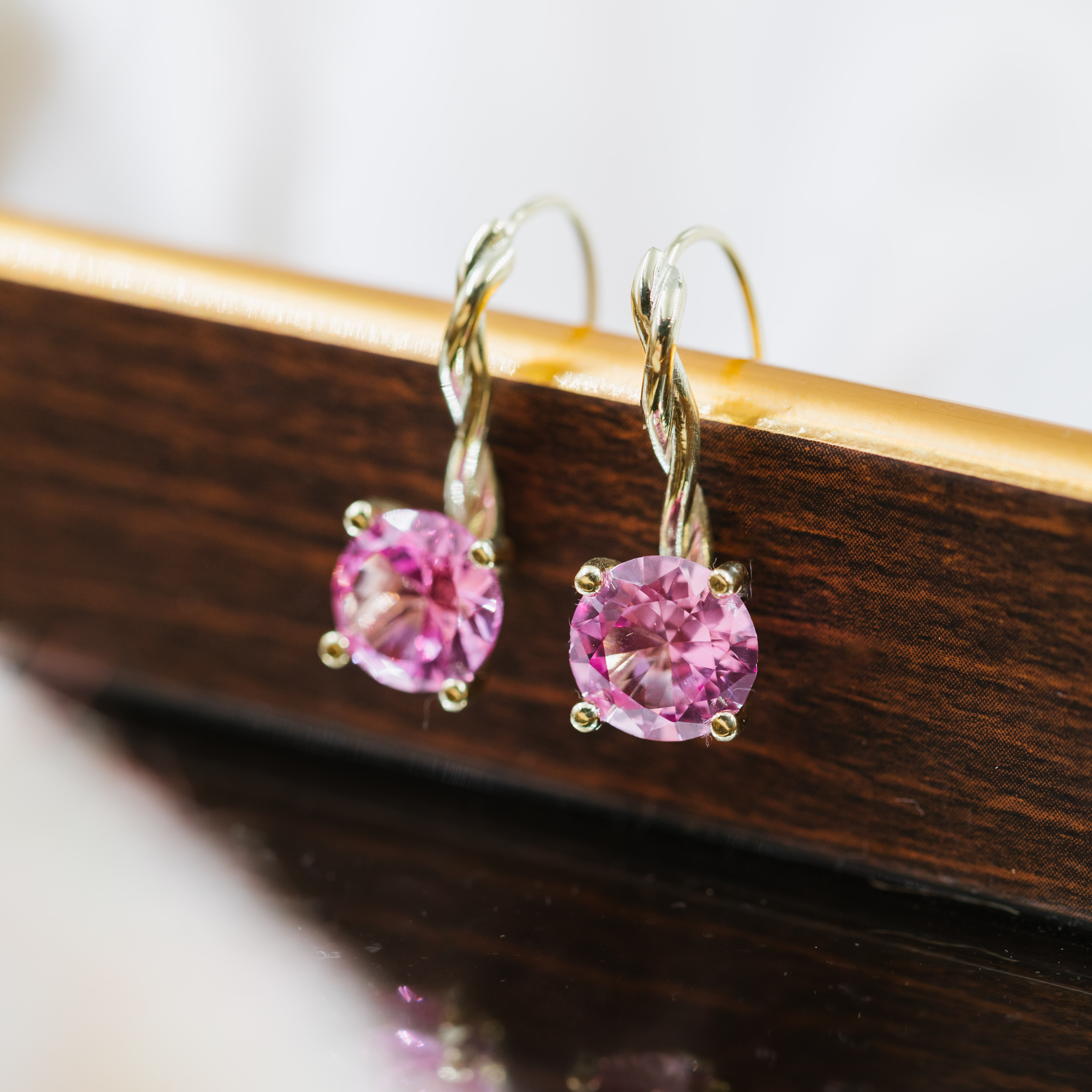 Bilde nummer 2 av Pan Jewelry Drops, Øredobber i 585 gult gull med syntetisk Spinell