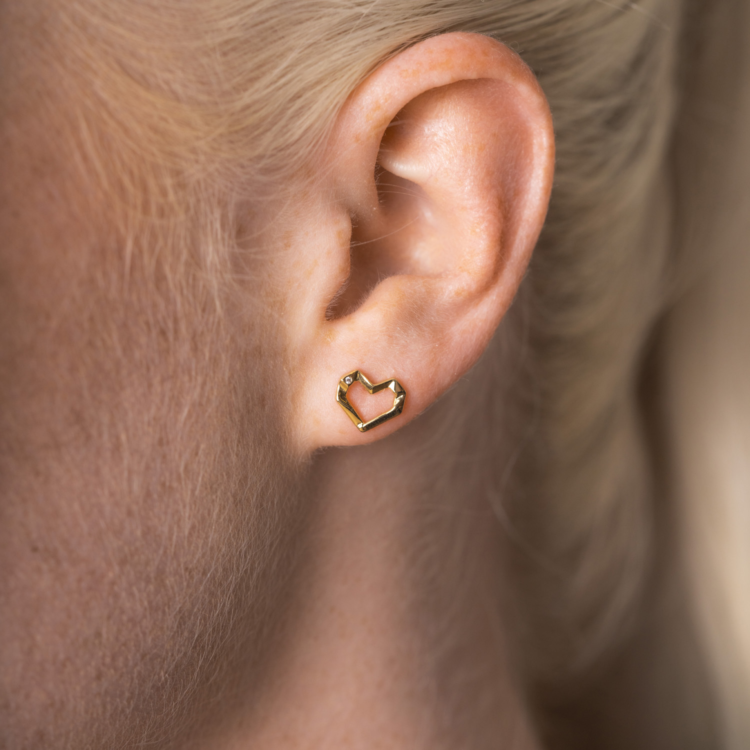 Bilde nummer 3 av Pan Jewelry, Øredobber i forgylt 925 sølv med hjerte