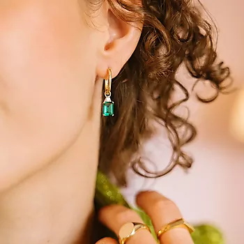 Bilde nummer 2 av Michelle øreringer i 585 gult gull med diamanter 0,16 ct og hydrotermisk smaragd
