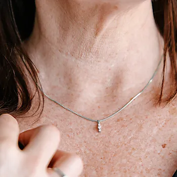 Bilde nummer 2 av Nora smykke i 375 hvitt gull med diamanter 0,08 ct