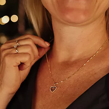 Bilde nummer 3 av Kristine smykke i 375 gult gull med blå zirkonia