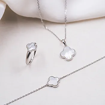 Bilde nummer 4 av Kløver ring i 925 sølv med perlemor