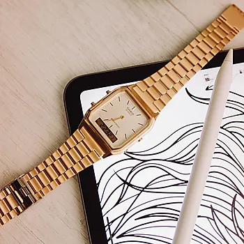 Bilde nummer 4 av Vintage klokke i gullfarget stål med digital visning