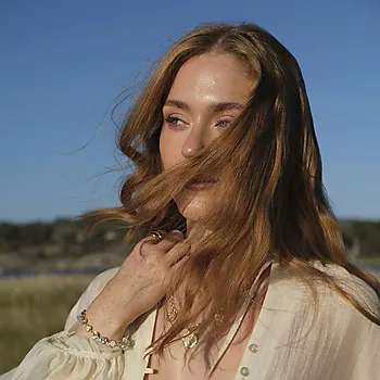 Bilde nummer 3 av Solstice armbånd i forgylt messing med opal