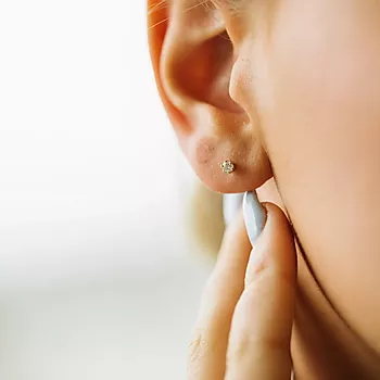 Bilde nummer 2 av Olivia øredobber i 585 gult gull med diamant 0,14 ct