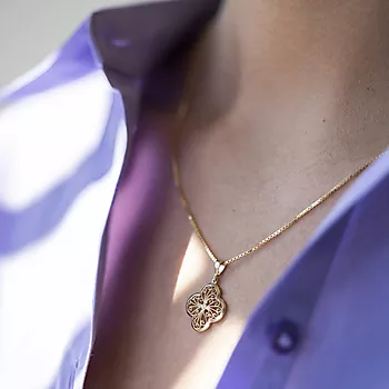 Bilde nummer 2 av Pan Jewelry, Anheng i 585 gult gull med blomst og ornament