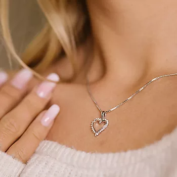 Bilde nummer 3 av Sophia smykke i 375 hvitt gull med diamanthjerte 0,15 ct