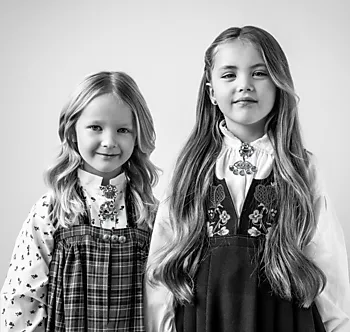 Bilde nummer 2 av Barnesølje i 830 oksidert sølv med lilla sten