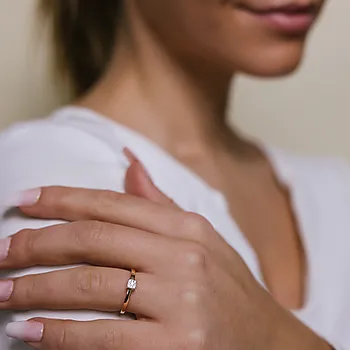 Bilde nummer 2 av Lilly diamantring i 375 gult gull 0,06 ct