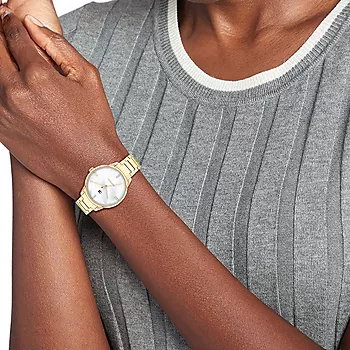 Bilde nummer 3 av Tommy Hilfiger, Dameklokke i gullfarget stål med lenke