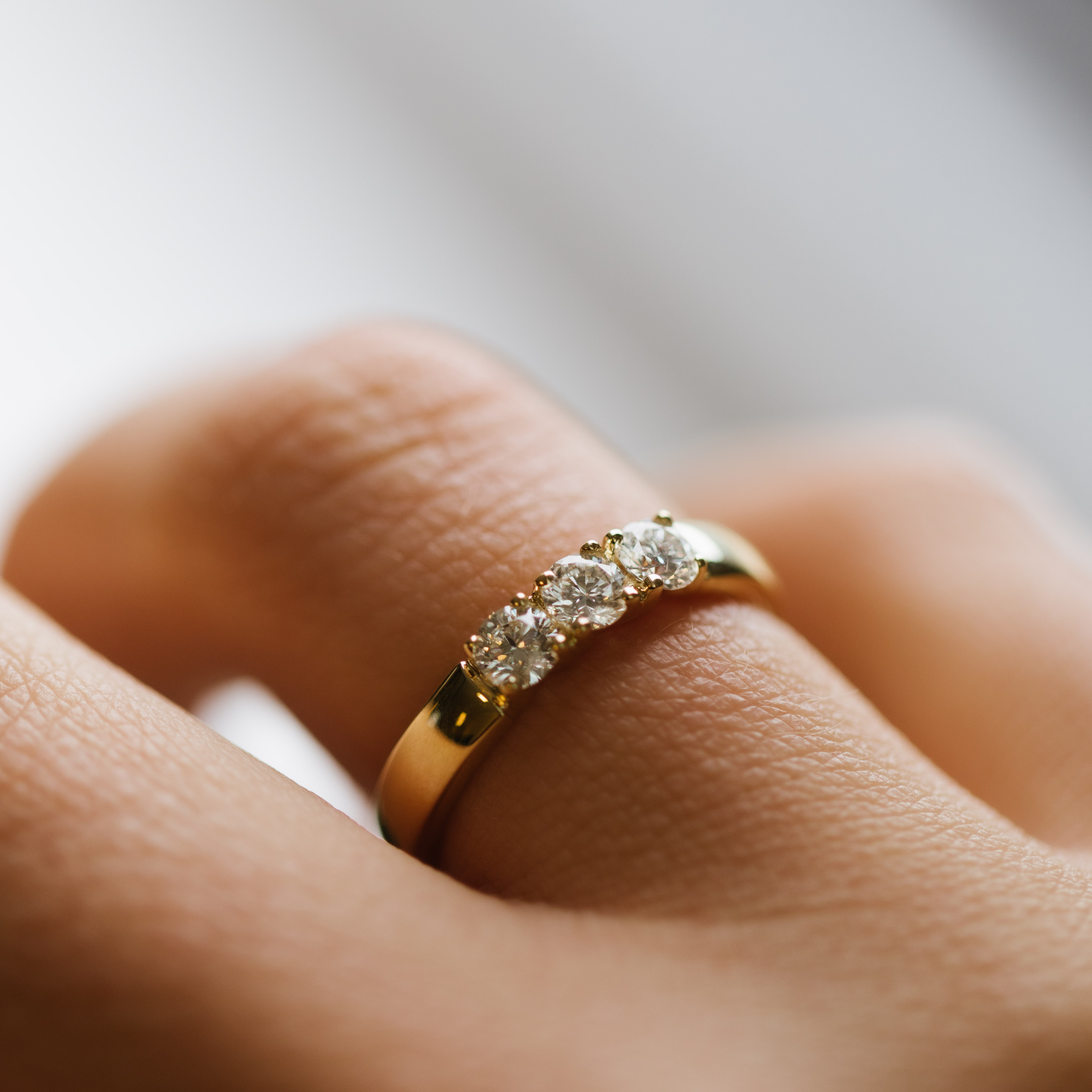 Bilde nummer 3 av Pan Jewelry, Angelica alliansering i 585 gult gull med diamanter 0,45 ct WSI
