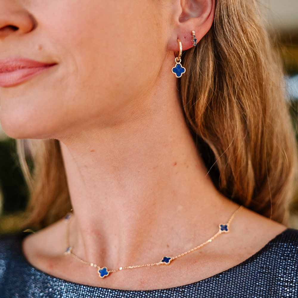 Bilde nummer 3 av Pan Jewelry, Kløver smykke i forgylt 925 sølv med havblå lapis lazuli