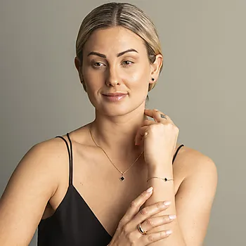 Bilde nummer 3 av Pan Jewelry, Kløver smykke i forgylt 925 sølv med syntetisk sort agat