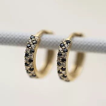 Bilde nummer 2 av Pan Jewelry, Øreringer i 585 gult gull med sorte zirkonia