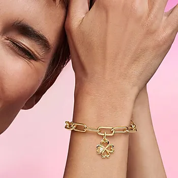 Bilde nummer 2 av Pandora Moments, Charms i 925 forgylt sølv med firkløver
