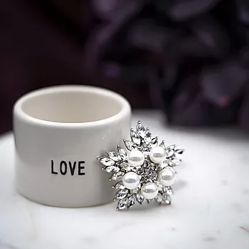 Bilde nummer 4 av Pan Jewelry, Brosje/julenål med snøfnugg og perler