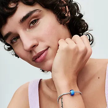 Bilde nummer 2 av Pandora Moments, Charm i 925 sølv med blått muranoglass