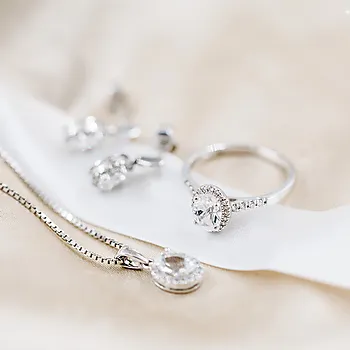 Bilde nummer 3 av Edel diamantring i 585 hvitt gull 0,15 ct med hvit topas