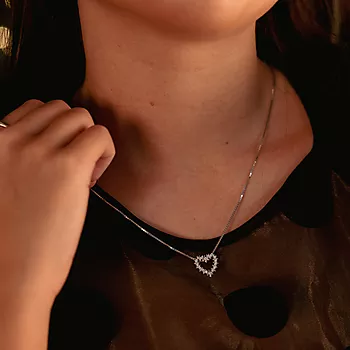 Bilde nummer 4 av Laura smykke i 585 hvitt gull med diamanter 0,18 ct