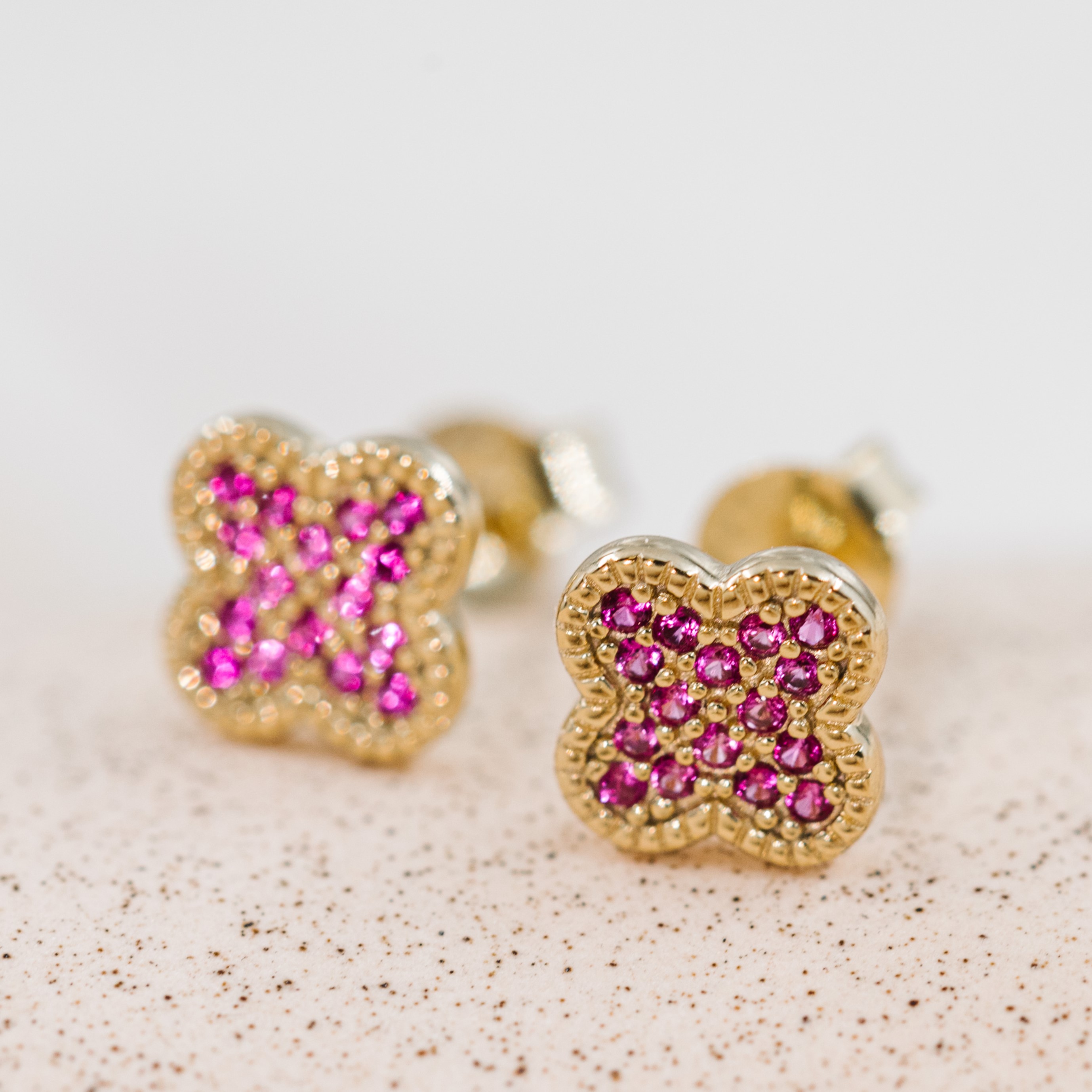 Bilde nummer 4 av Pan Jewelry, Kløver øredobber i forgylt 925 sølv med rosa zirkonia